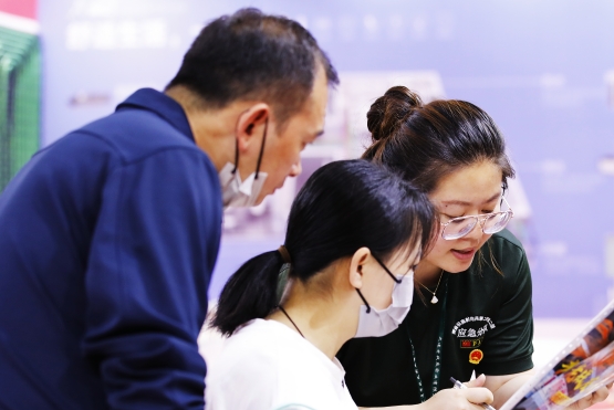 老戰(zhàn)友地?zé)岚惭b，專業(yè)靠譜有保障